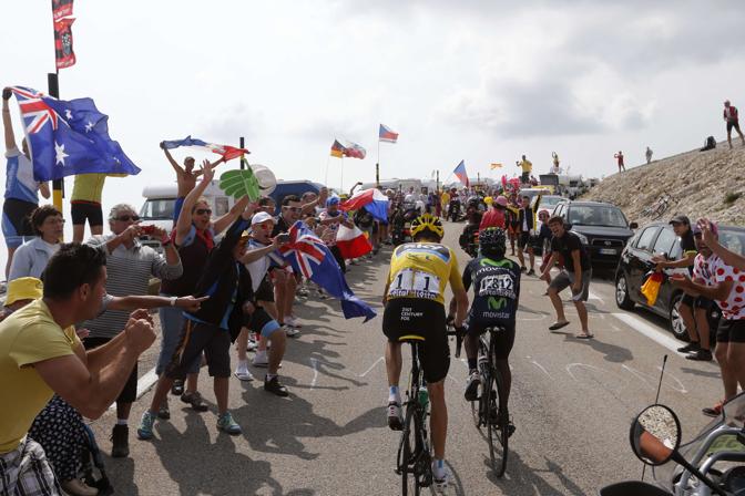 Uno strepitoso Chris Froome ha vinto la quindicesima tappa del Tour de France, staccando tutti sul Mont Ventoux con uno scatto incredibile. Afp